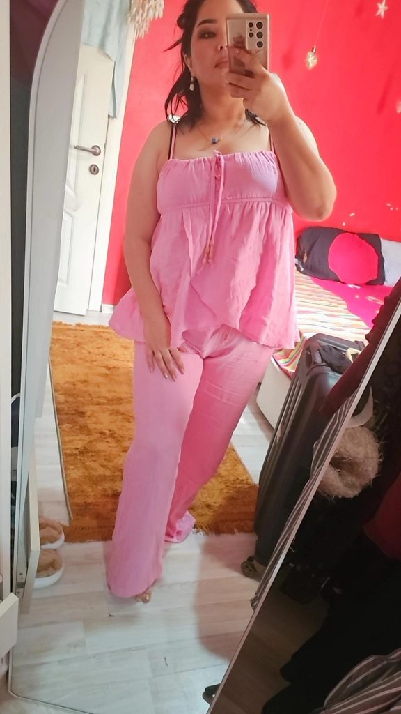 Siyah saten elbise giymiş sarışın kadın gece manzaralı İzmir escort