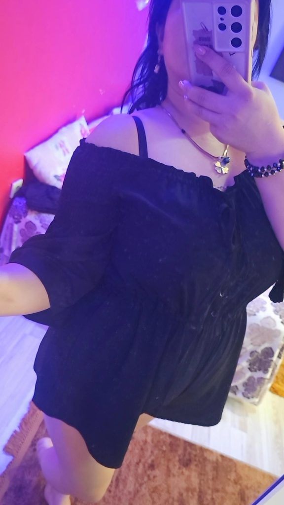 Sarışın İzmir escort bayan sarı kazakla rahat poz, iç mekan