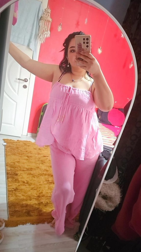 Alsancak elit İzmir escort bayan, sarışın uzun saçlı doğal makyajlı portre