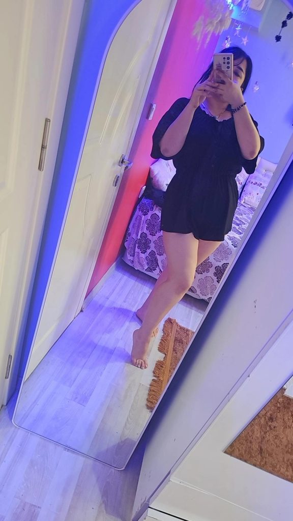 Genç sarışın İzmir escort yakın çekim, mavi gözlü doğal ifade