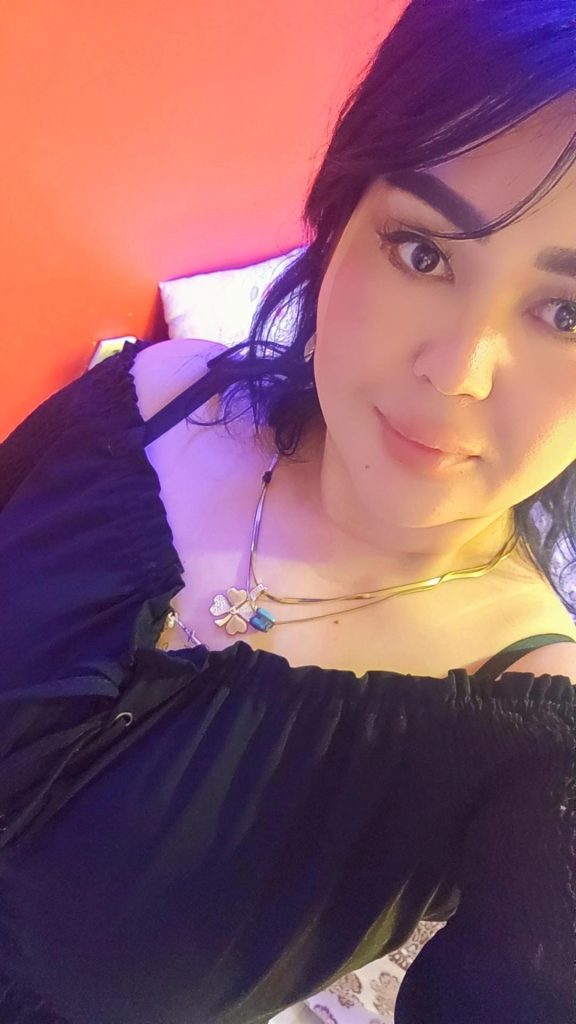 Genç esmer kadın İzmir escort profili, rahat ev ortamında gülümseme