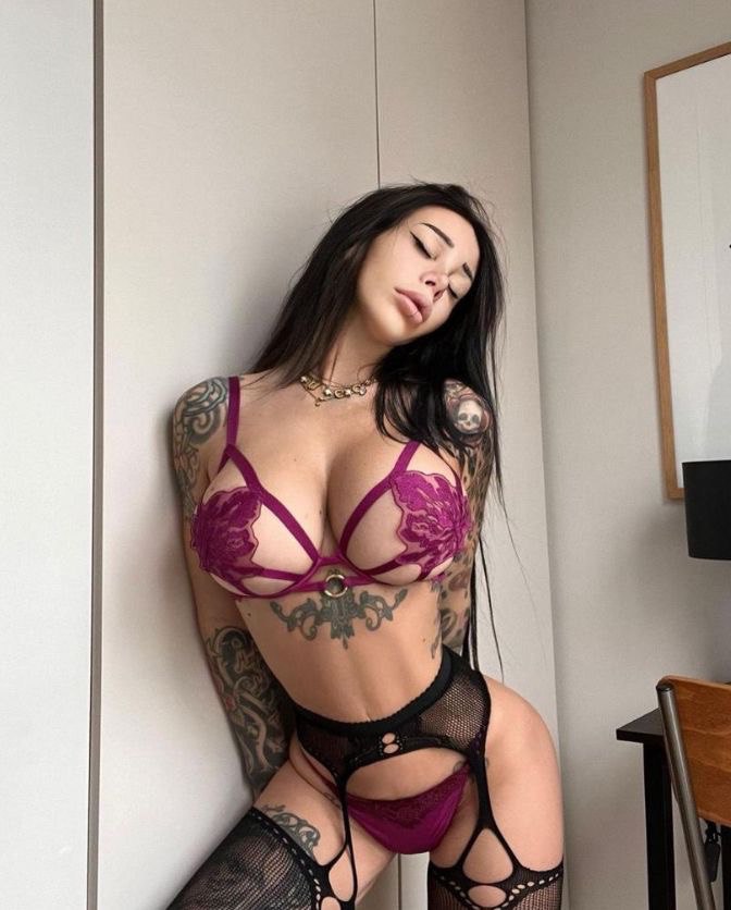 İzmir elite VIP escort, kumral kadın spa ortamında huzurlu poz