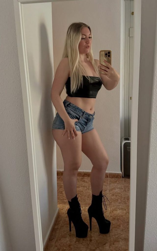 İzmir escort elit VIP kategori, genç kumral bayan şık makyajlı yakın çekim