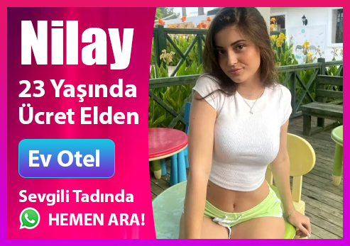 Esmer İzmir escort bayan, iç mekan doğal ışıkta sıcak gülümseme